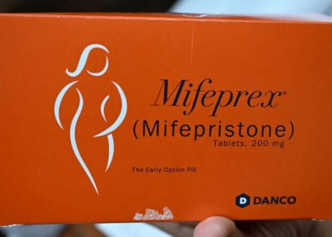 US Supreme Court temporarily preserves access to abortion pill