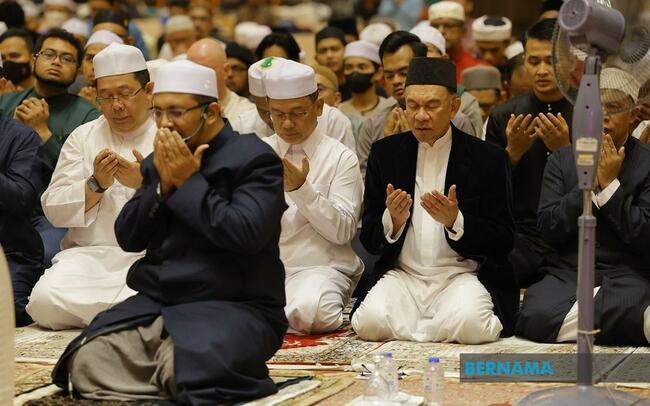 PM ANWAR PARTICIPATES IN QIYAMULLAIL PERDANA PROGRAMME AT PUTRA MOSQUE
