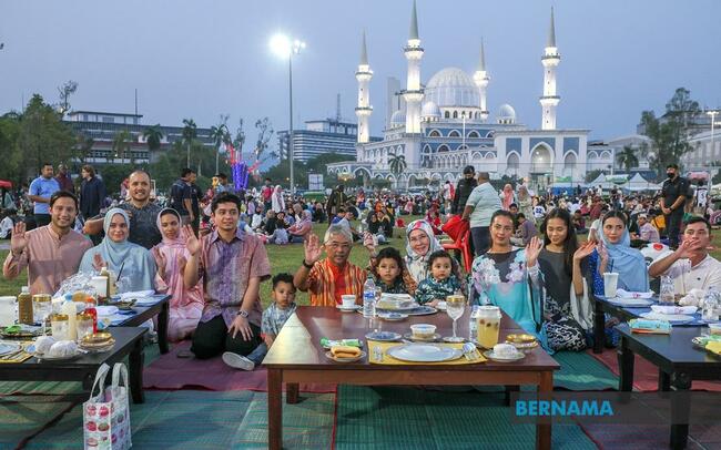 AGONG, RAJA PERMAISURI BREAK FAST AT MBK1 FIELD WITH THE PEOPLE