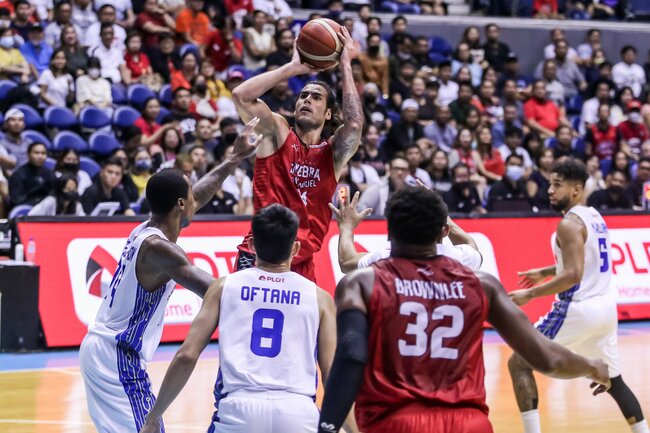 Standhardinger set to win second PBA Best Player plum; Best Import award still a toss up
