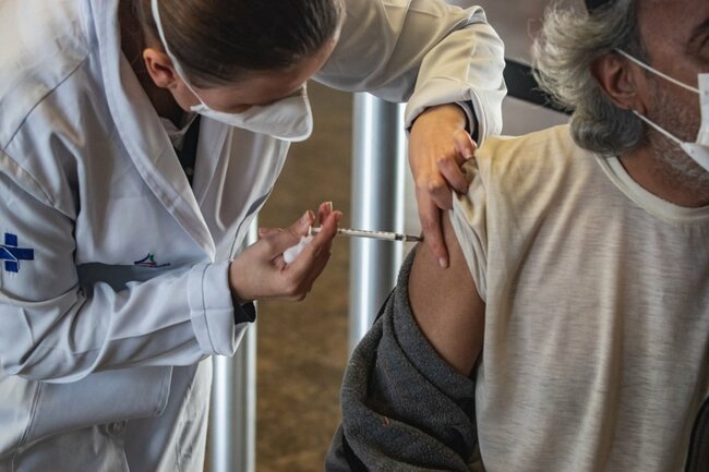 Covid-19 vaccine shortage in 1/3 of São Paulo city posts on Monday