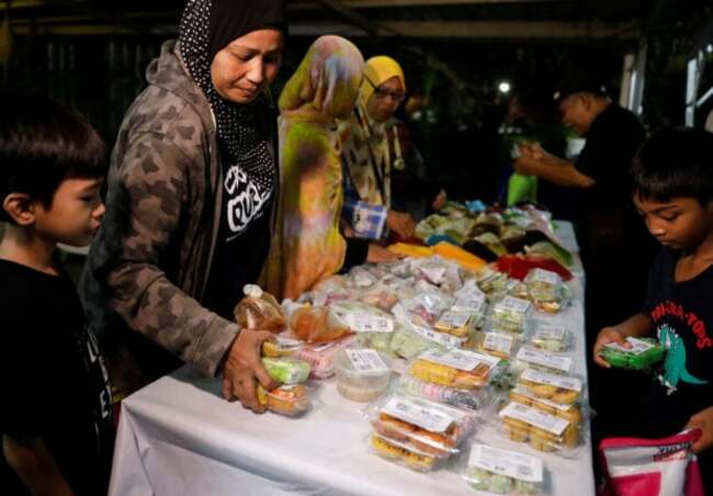 Malaysian volunteers collect food for needy to tackle Ramadan waste