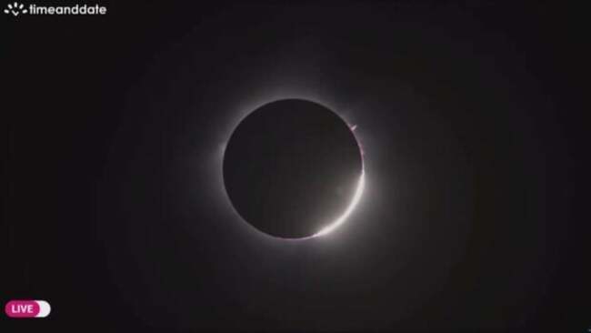 Hybrid solar eclipse draws thousands to remote Australian town