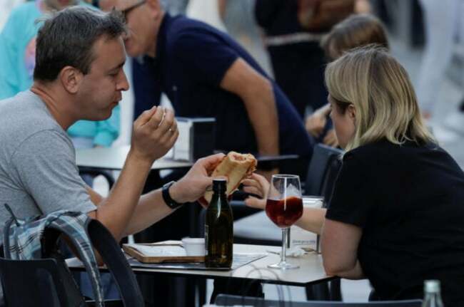UK retail sales dip as consumers shun high street