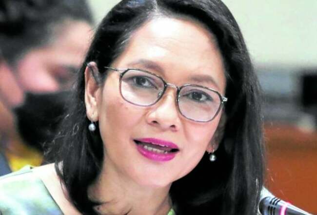 Hontiveros blasts gov't plan to sell seized smuggled sugar at Kadiwa stores