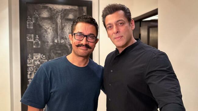 'Andaz Apna Apna' duo Salman Khan and Aamir Khan pose together on Eid; check out