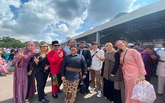 MALAYSIAN HOSPITALITY AND WARMTH SOOTHE FOREIGNERS LONGING FOR HOME DURING RAYA