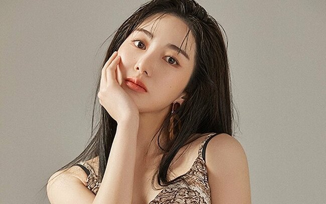 Former AOA Member Mina Introduces Her Boyfriend on Instagram