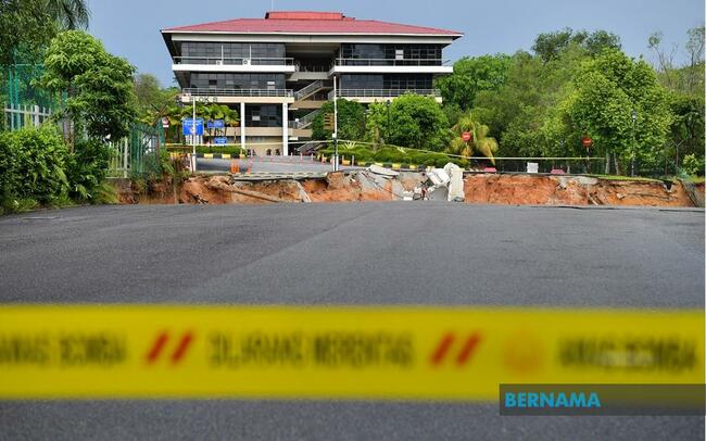 LANDSLIDE: 45 PEOPLE, INCLUDING MACA QUARTERS RESIDENTS, MOVED TO SAFE AREA