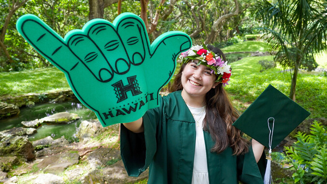 Smile! 6 top spots for your grad photos at UH Mānoa