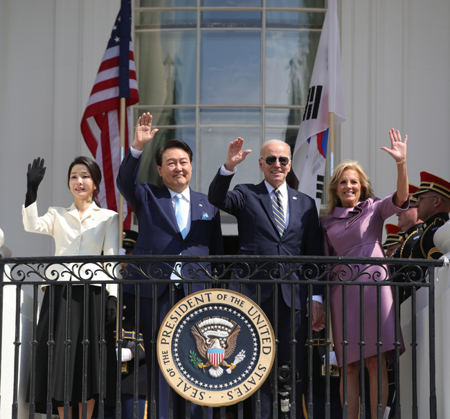 Yoon visits White House, US nuclear sub heading to S. Korea