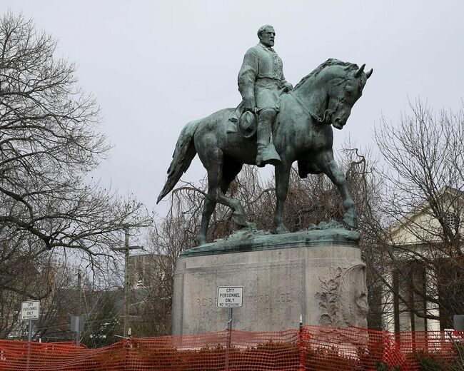 Robert E. Lee statue removal underway in Charlottesville