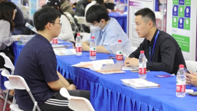 Chinese private enterprises, universities help graduates find jobs