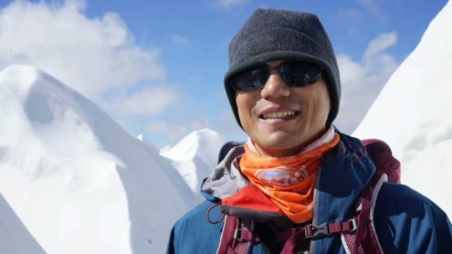 The 'invisible summit' and the blind Chinese climber who scaled it