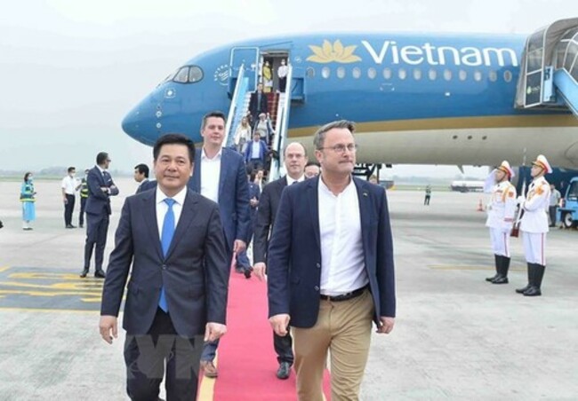 Luxembourg PM arrives in Hanoi for official visit