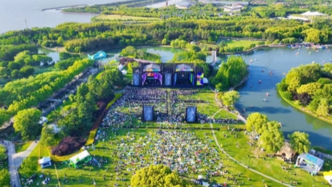 Shanghai tourism surges over the May Day holiday