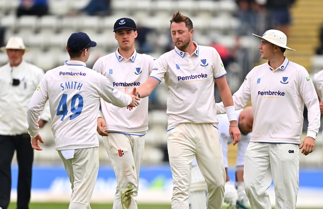 Robinson steals the stage for Sussex with seven wickets