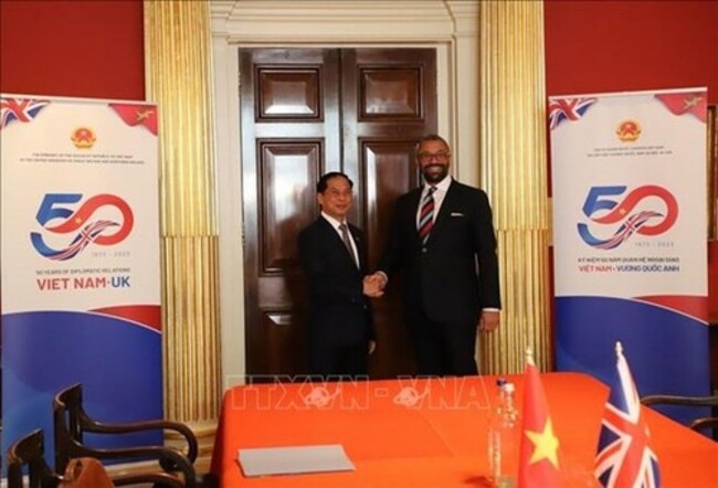 Foreign Minister meets British counterpart
