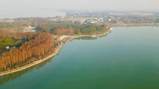 Walkway showcases beauty of Yuandang Lake