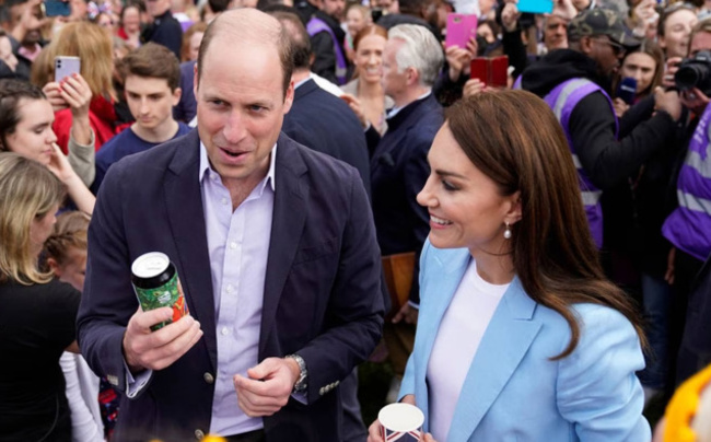 Prince William and Princess Kate make surprise Windsor street party appearance