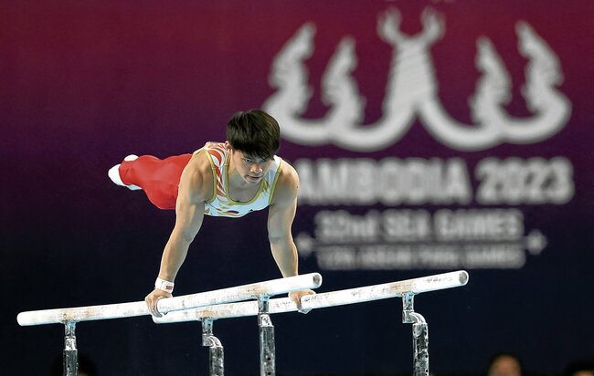 Carlos Yulo rules parallel bars for second gold in SEA Games 2023