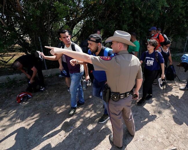 Judge blocks Texas troopers from stopping migrant transports