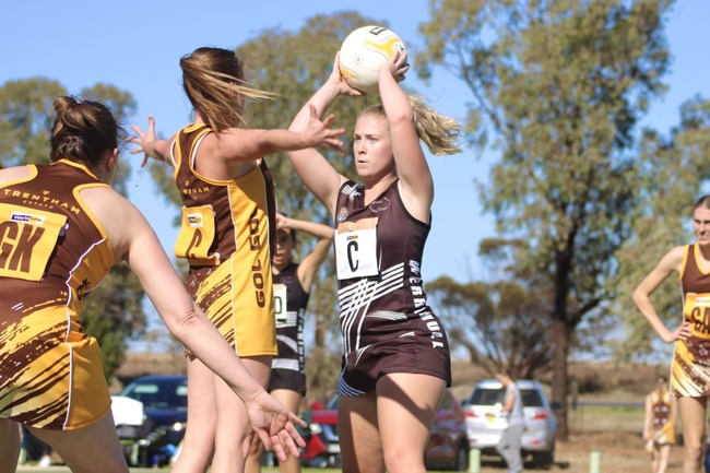 Magpies' start hurts Hawks