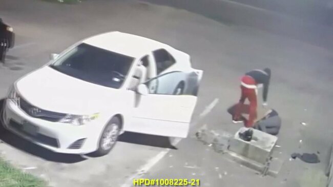 Mom robbed at gunpoint as daughters scream for help in Houston