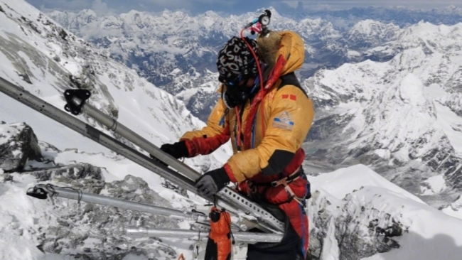 Chinese expedition reaches world's highest peak for scientific research