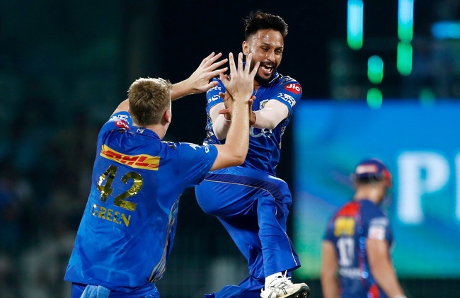 Madhwal, Green keep Mumbai's playoffs run rolling