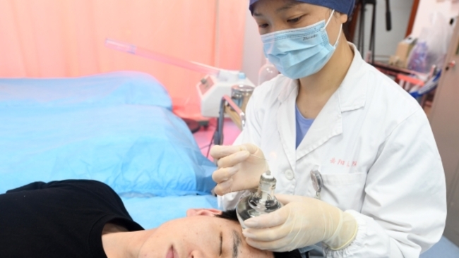 Doctors combine TCM and western medicine to treat skin conditions