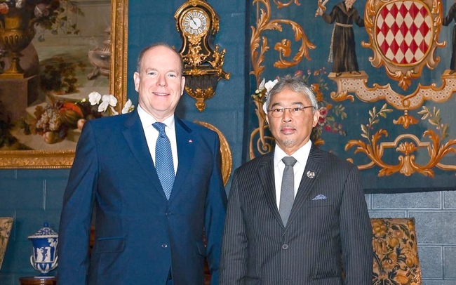 AL-SULTAN ABDULLAH MEETS PRINCE ALBERT II AT PALACE OF MONACO