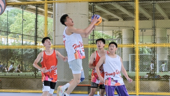 Fast break for international and Chinese students with basketball match