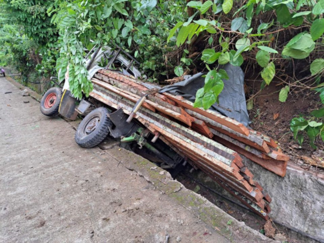 10-month-old baby, 4 adults hurt as truck falls into ditch in Davao City