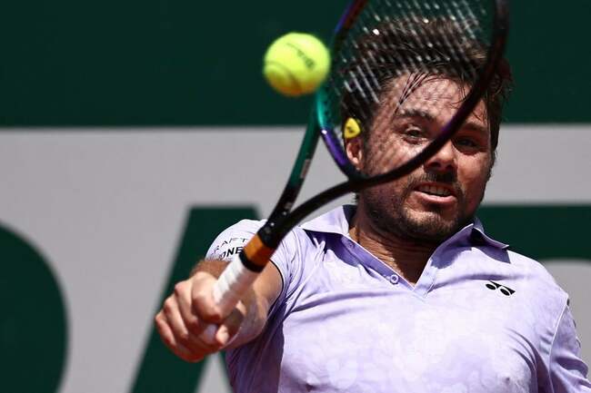 Wawrinka rolls back years in French Open marathon