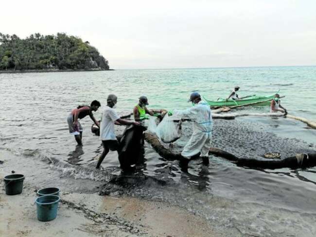 Mimaropa cops give over P1 million to oil spill-affected Mindoro residents