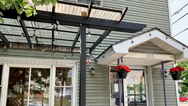 New Wings Spot Opens in Downtown Burlington