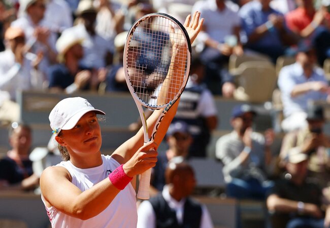 Ruthless Iga Swiatek dishes out double bagel to Wang at French Open