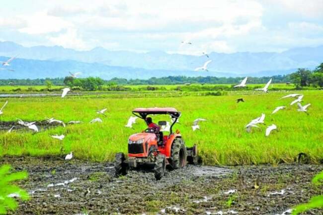 Marcos cites mechanization to boost PH rice production