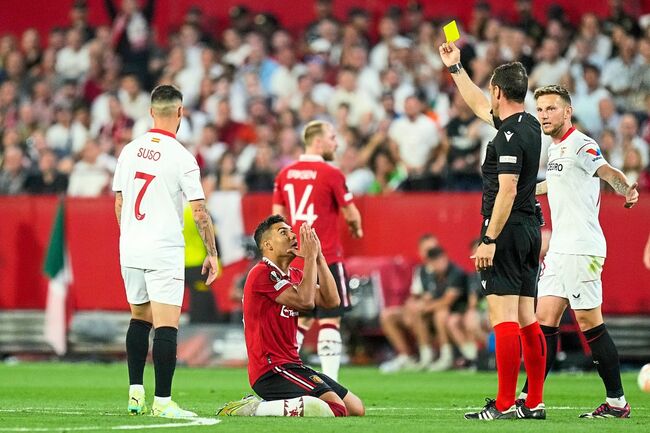 QuickCheck: Did football referees use handkerchiefs to call fouls in the past?