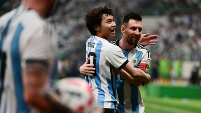 Chinese pitch invader detained after hugging Messi