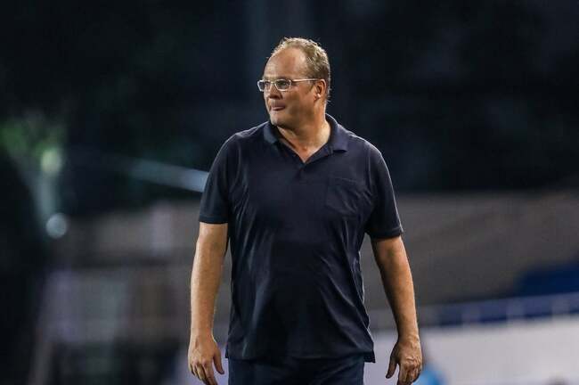 Feeling-it-out stage still for Michael Weiss, Azkals