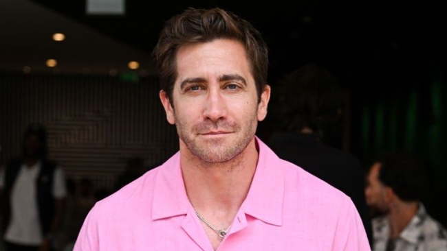 The Jake Gyllenhaal Guide to Pulling Off Pink