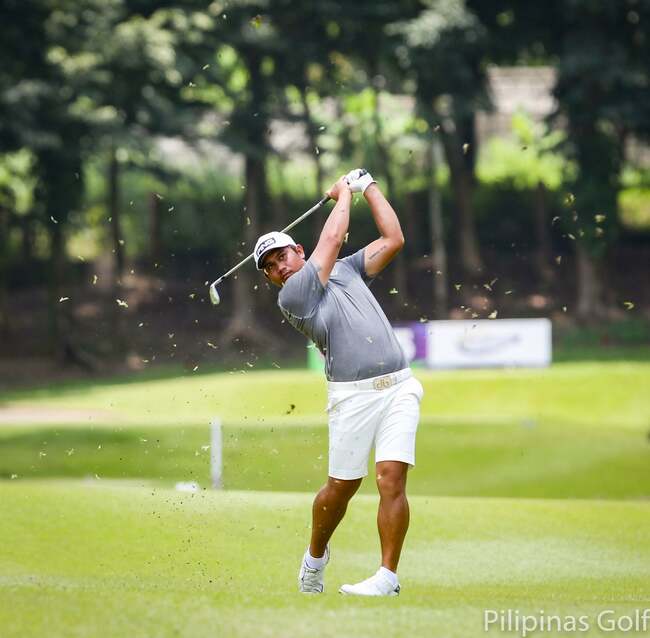 Mondilla all but bags Forest Hills title with six-shot lead