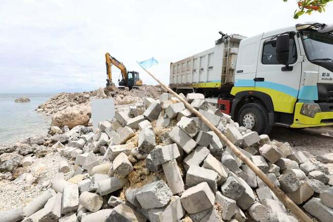 Gwen: Demolish old Lambug port in Badian