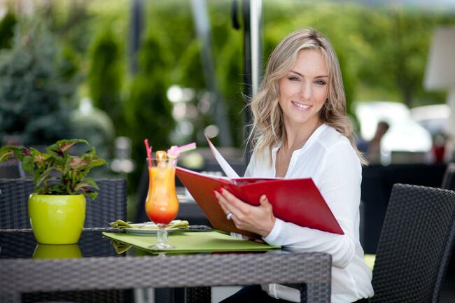 She Went On A Date With A Guy Who Took His Shoes Off In A Movie Theater Before Making Her Split The Bill For Dinner When She Didn’t Order Any Food