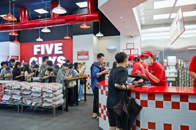 Five Guys sells 15,000 burgers in 1st week in Seoul