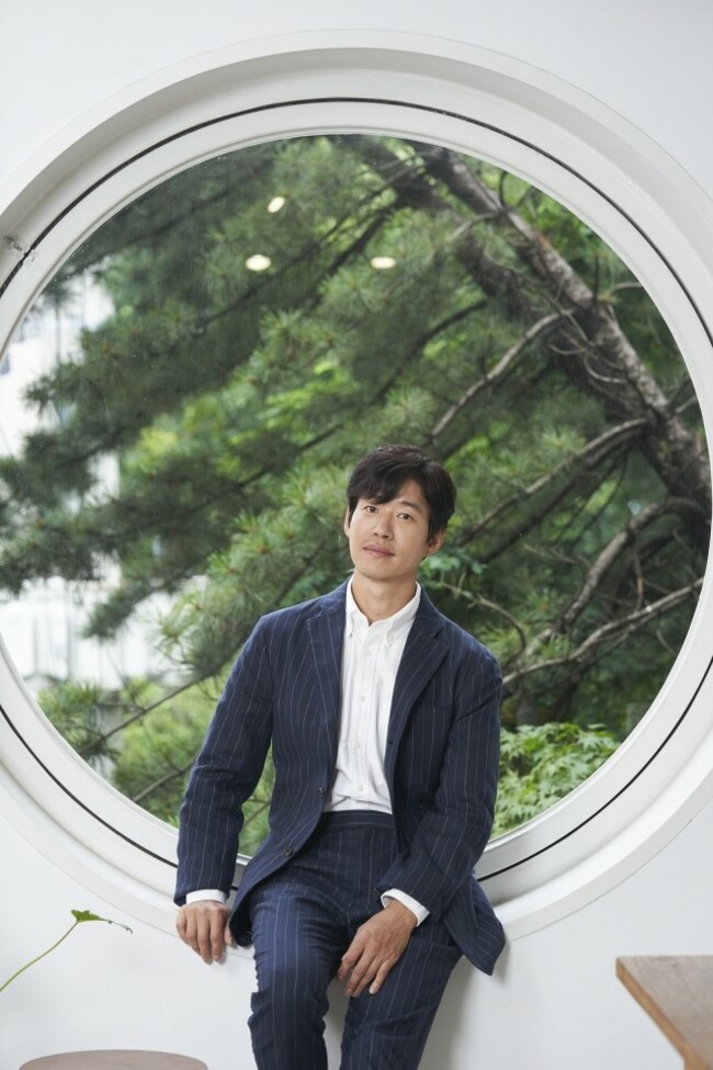 [Herald Interview] For Yoo Jun-sang, enduring means living every moment to the fullest