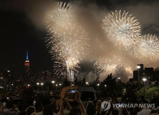 epaselect USA NEW YORK FOURTH OF JULY FIREWORKS