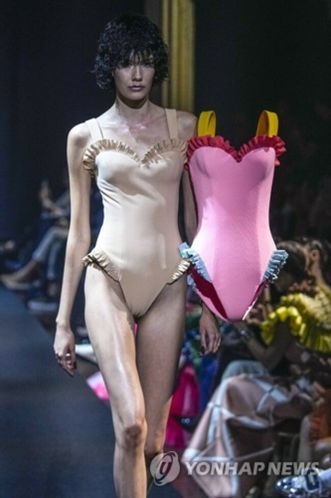 France Haute Couture Fashion F/W 2024 Viktor & Rolf